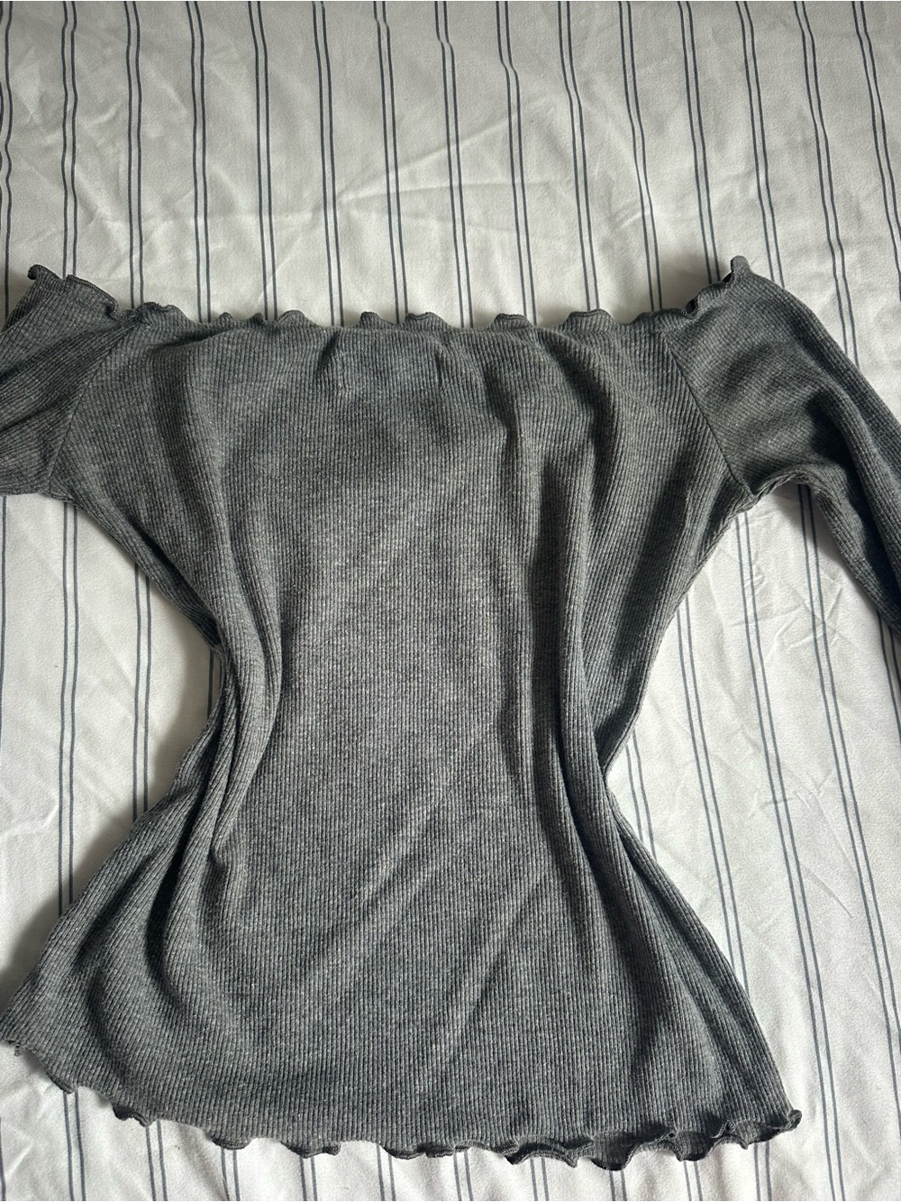 Hollister Gray Off-Shoulder Ribbed Crop Top - Picture 3 of 3